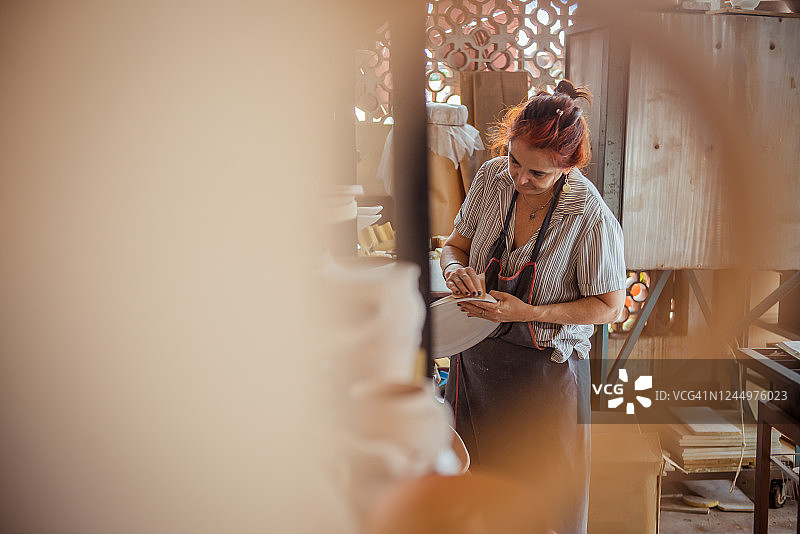 陶瓷车间的妇女。图片素材