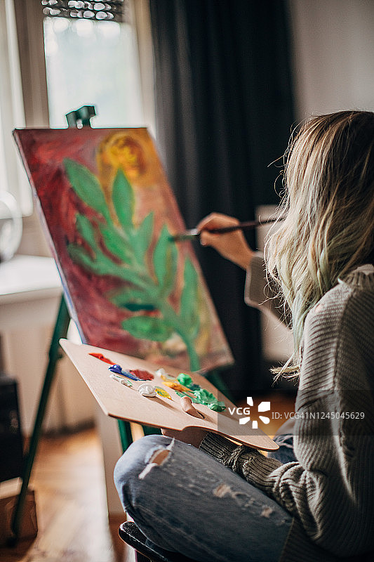 女画家在客厅里绘画图片素材