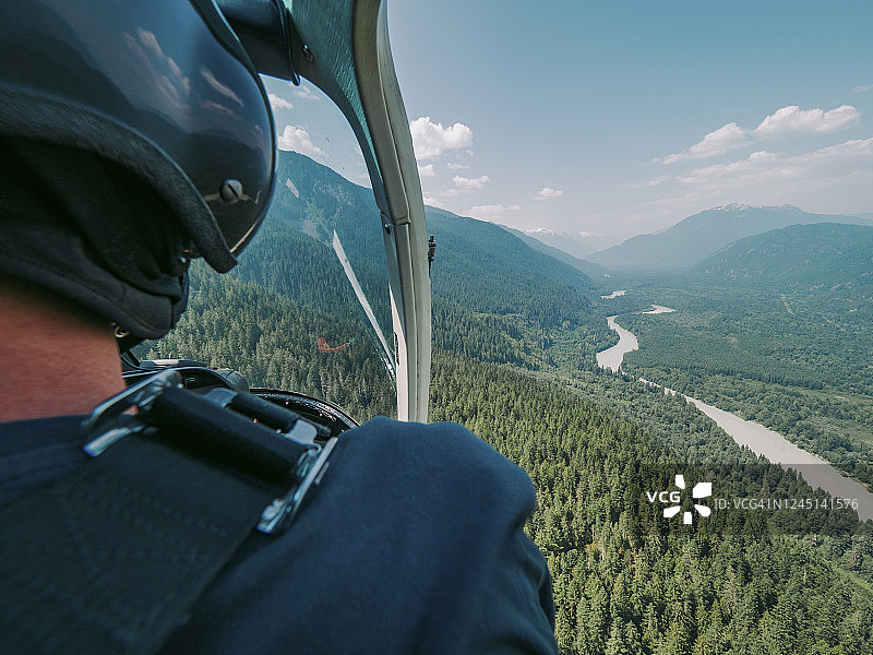 直升机飞行员视角：飞越森林（舱门打开）图片素材