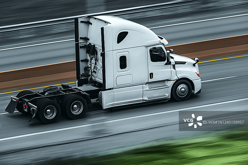 行驶中的半挂卡车图片素材