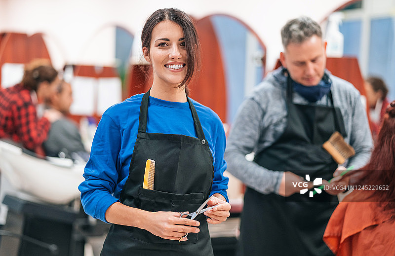 理发师在美发沙龙举办美发工作坊图片素材