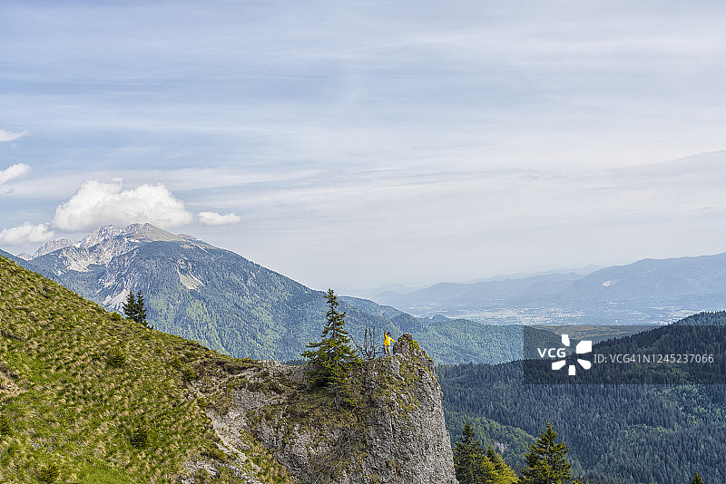 站在山顶上的男人图片素材