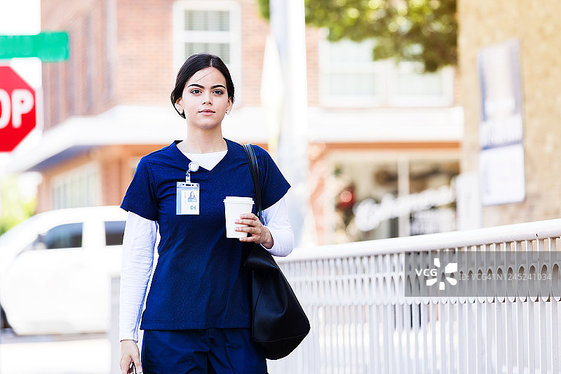 上班途中的护士图片素材