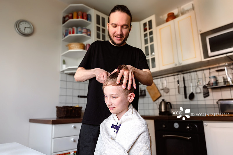 父亲在家给儿子理发图片素材