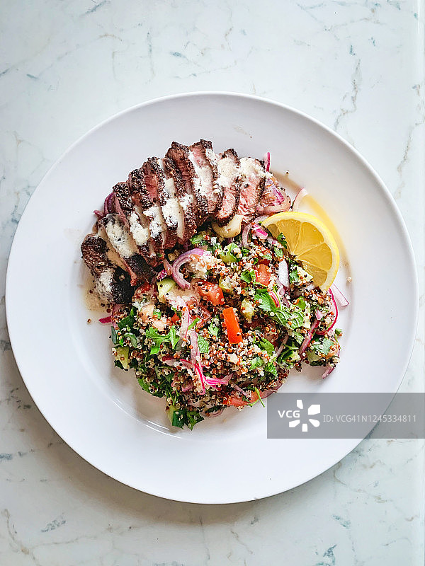 自制沙瓦玛牛排配藜麦塔布勒沙拉和芝麻酱图片素材