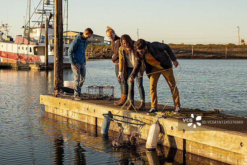 年轻女人笑着举起螃蟹图片素材