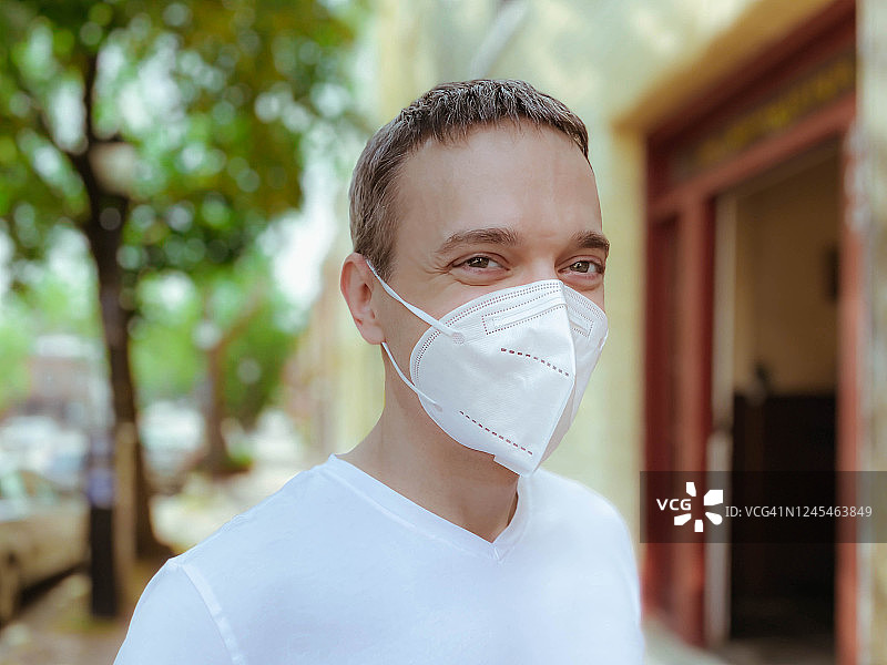 户外戴面具的男人肖像图片素材