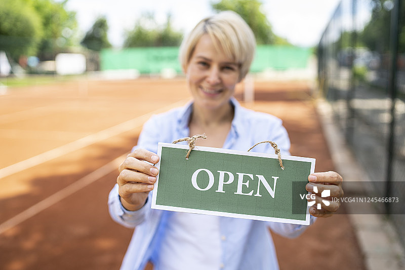 网球场开放标志图片素材