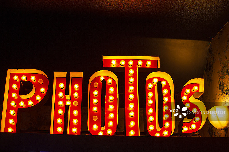 显示单词“PHOTOS”的霓虹灯标志图片素材