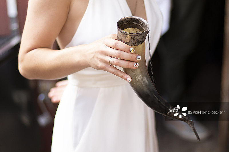新娘在婚礼上举着号角杯图片素材