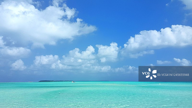 马尔代夫地平线的绿松石色大海与天空图片素材