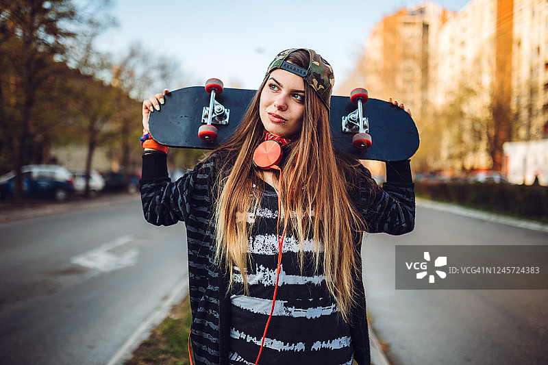 滑板女孩正在听音乐图片素材