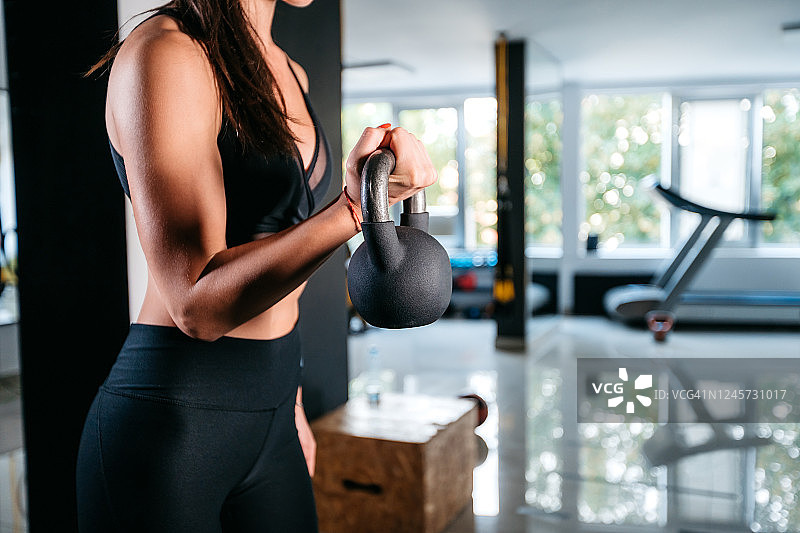壶铃手臂弯举图片素材