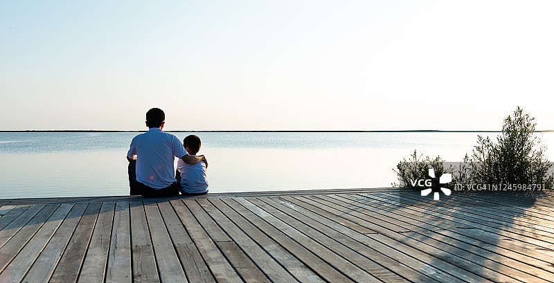 父亲和儿子欣赏湖景图片素材