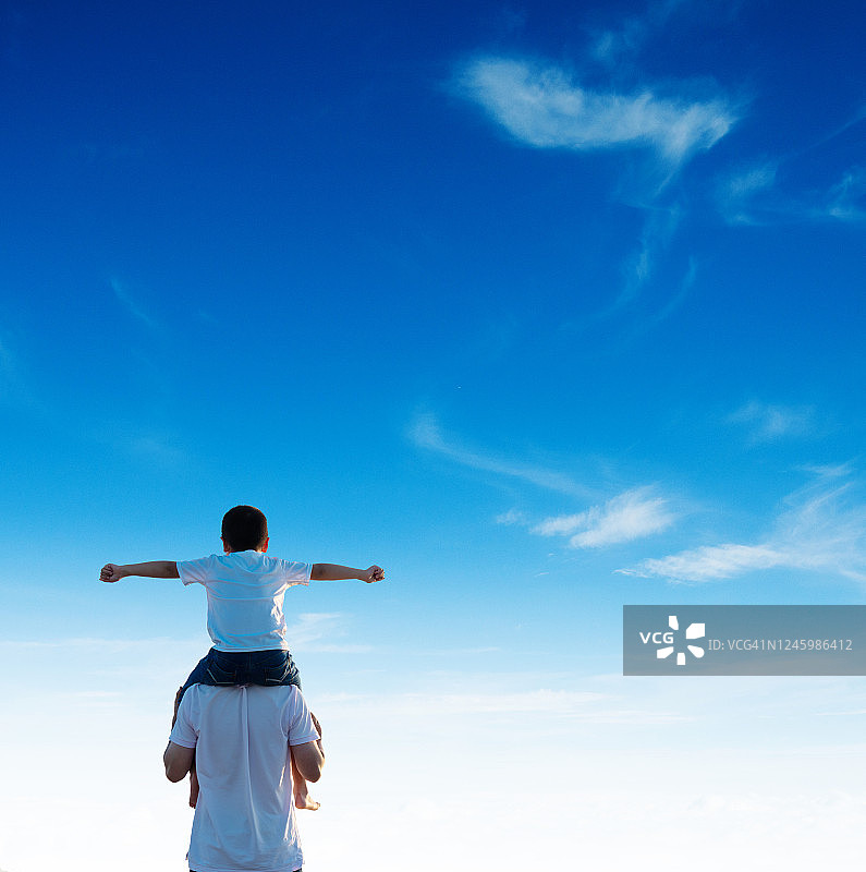 父亲扛着儿子图片素材