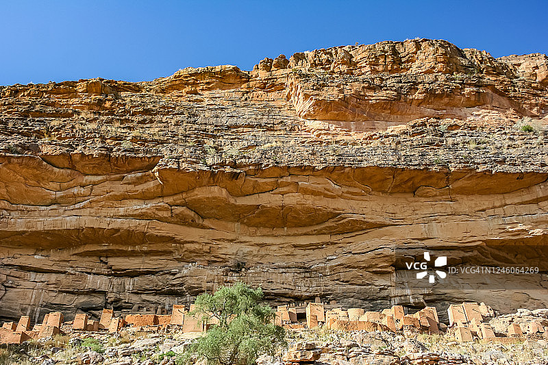 多贡地区的悬崖下的泰利村图片素材