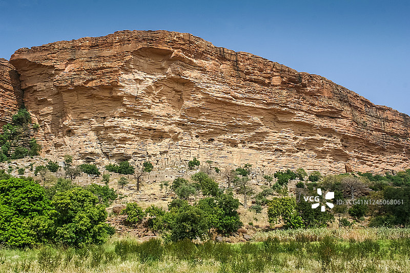 多贡地区悬崖下的伊雷利村庄图片素材