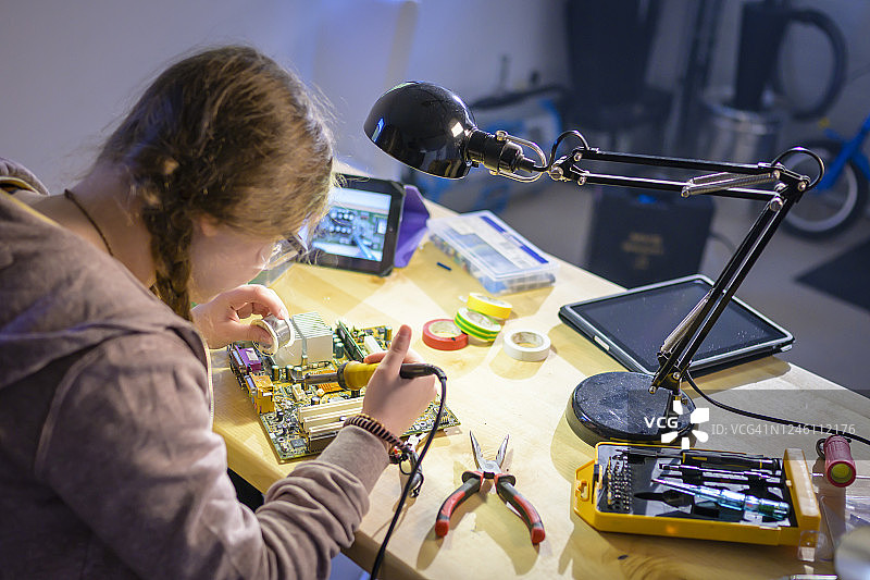 焊接电路板的少女图片素材