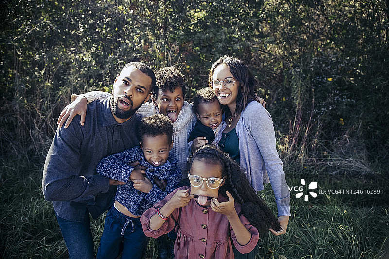 一家人做鬼脸的肖像图片素材