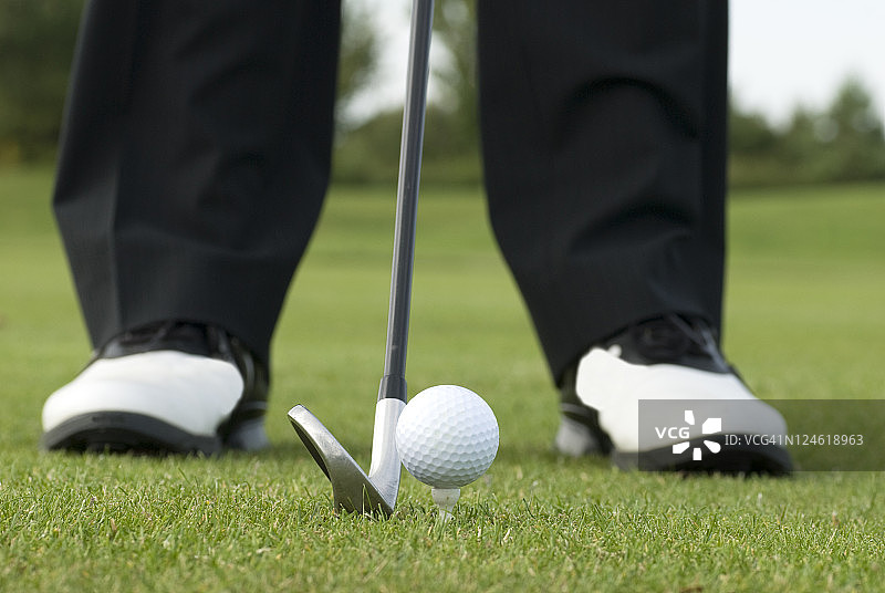 高尔夫球鞋和开球图片素材