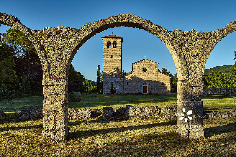 意大利莫利塞的圣文森佐沃尔图诺修道院和罗马遗址图片素材