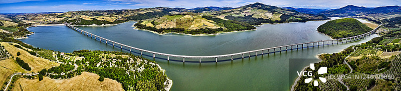 意大利莫利塞利斯乔内湖上的莫利塞高架桥图片素材