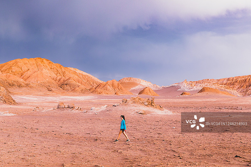 在美丽的阿塔卡马沙漠的火星景观中旅行的女人图片素材