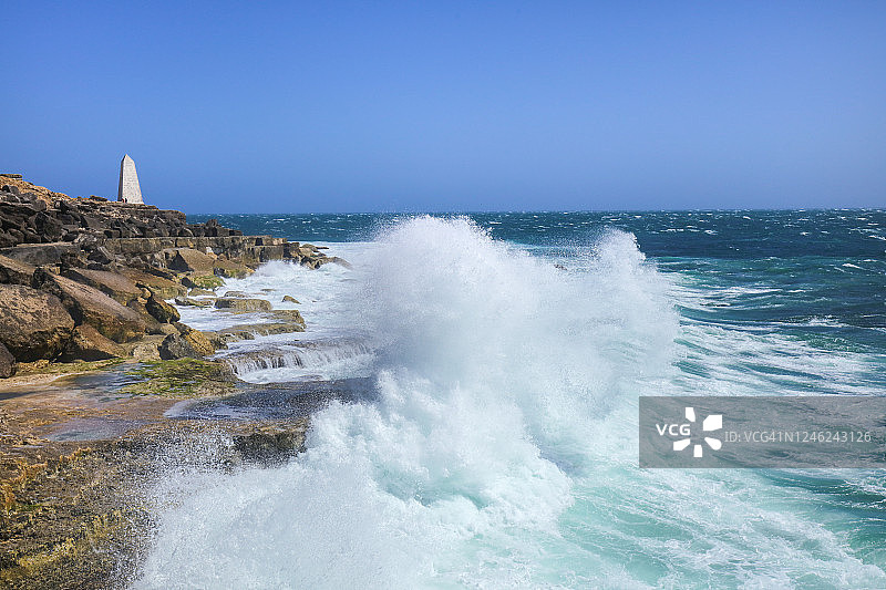 波特兰岛圣三一房屋方尖碑，位于英国多塞特郡侏罗纪海岸图片素材