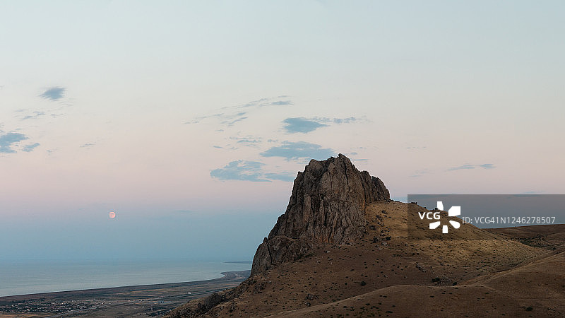 巴什巴尔马克满月升起图片素材