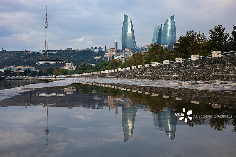 巴库天际线的倒影图片素材