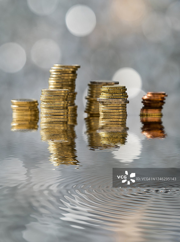 阳光照射下反射在水面上的欧元硬币图片素材