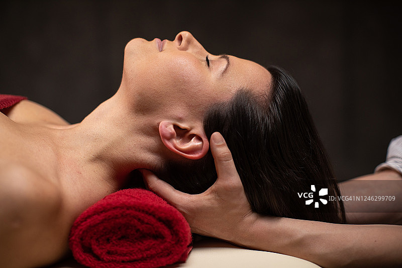 水疗中心的禅宗按摩图片素材