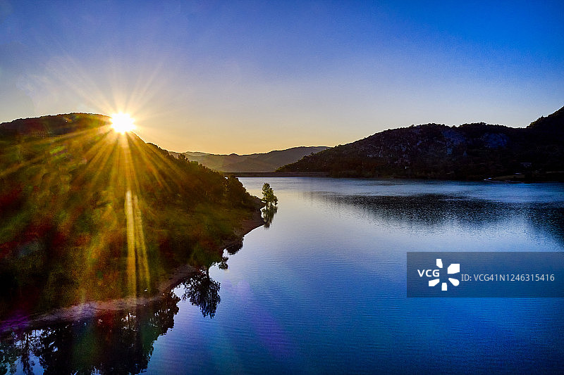 意大利，圣文森佐城堡湖和莫利塞山脉图片素材