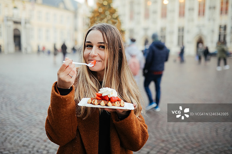 吃比利时华夫饼的女人图片素材