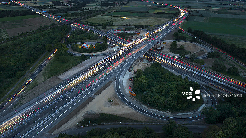 高速公路交叉路口黄昏鸟瞰图图片素材
