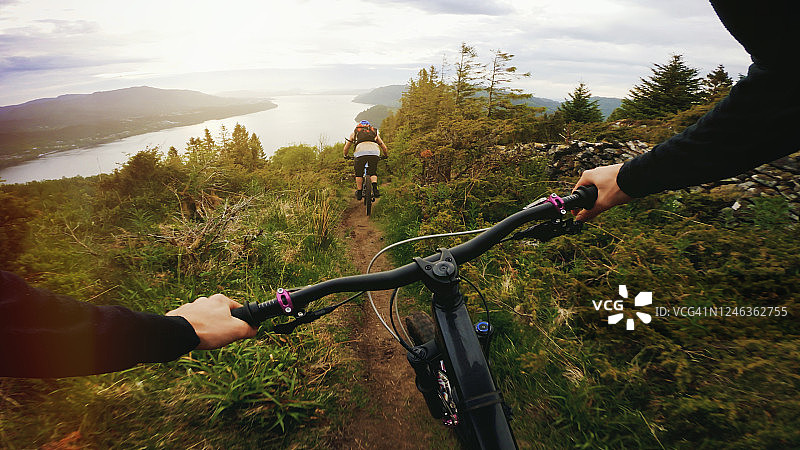 与朋友在挪威山地骑行的主观视角图片素材