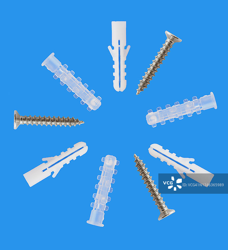 蓝色背景上的螺栓和螺钉特写图片素材