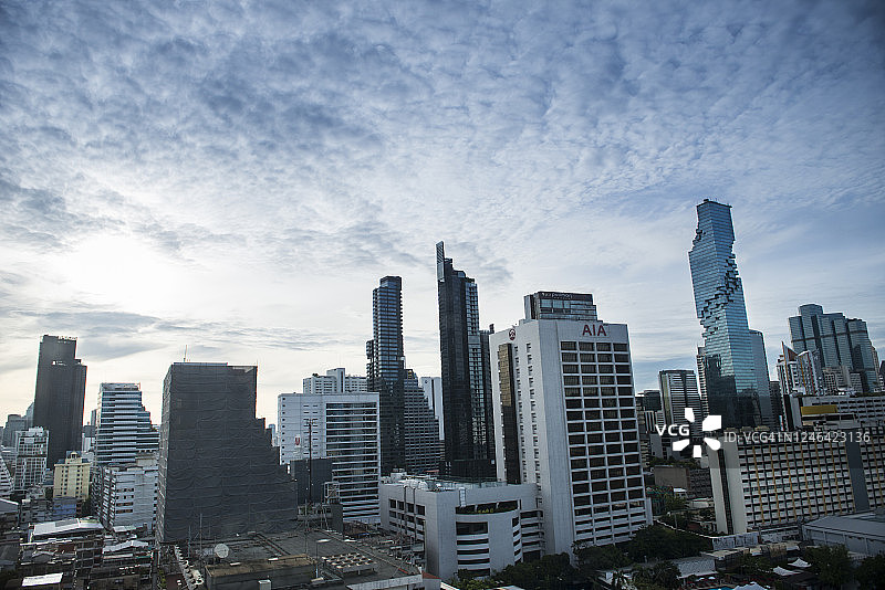 夜晚的曼谷天际线：是隆中央商务区周围的摩天大楼图片素材
