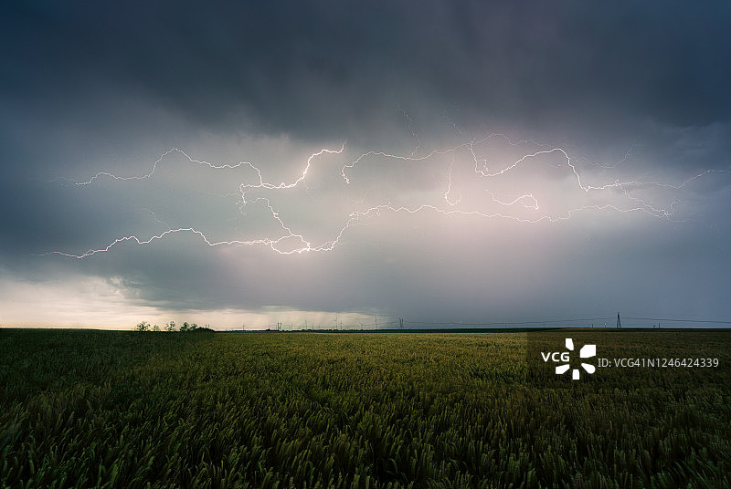 乡村雷雨云图片素材