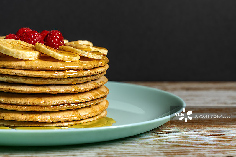 蜂蜜香蕉覆盆子薄煎饼图片素材