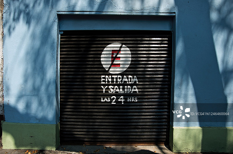 手绘西班牙语“禁止停车，24小时出入”标志图片素材