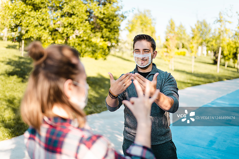 佩戴唇语专用口罩的聋人青年图片素材