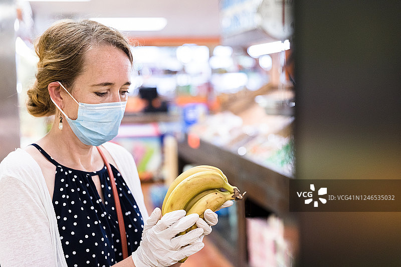 疫情期间购物的中年妇女图片素材