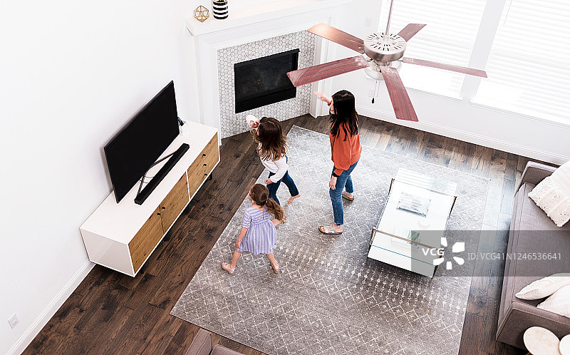 女孩和她们的妈妈一起玩跳舞游戏图片素材