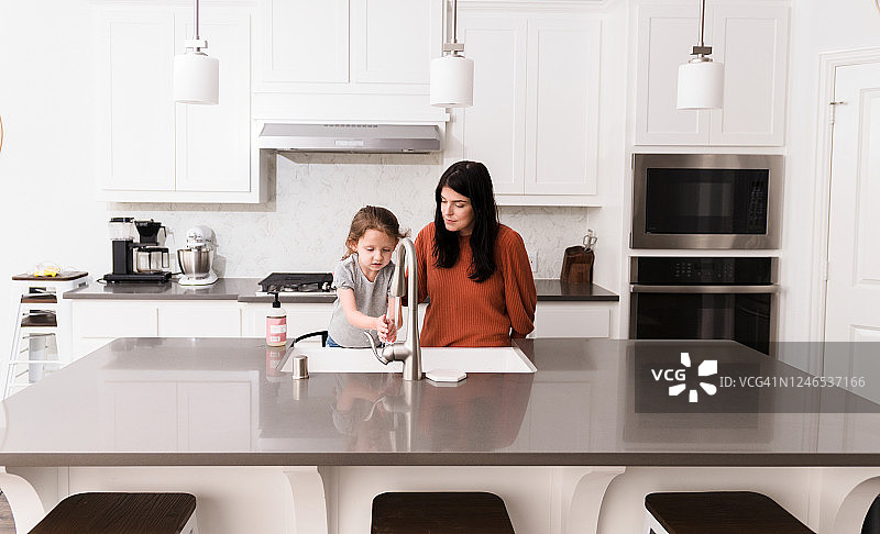 疫情期间妈妈教女儿洗手图片素材