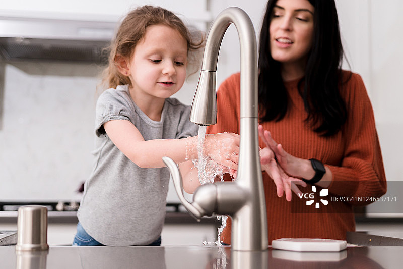 快乐的小女孩洗手图片素材