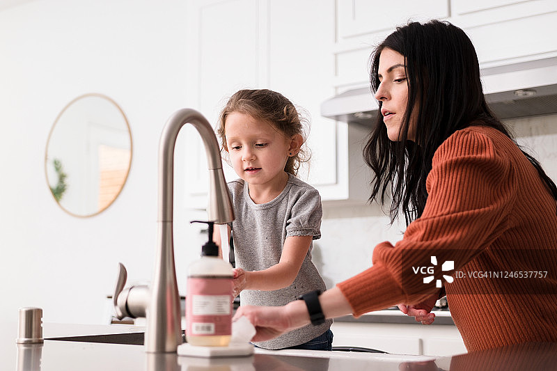 疫情隔离期间妈妈和女儿洗手图片素材