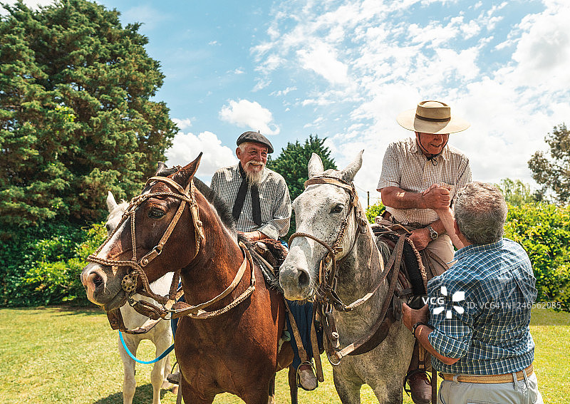 年长的男人骑马图片素材