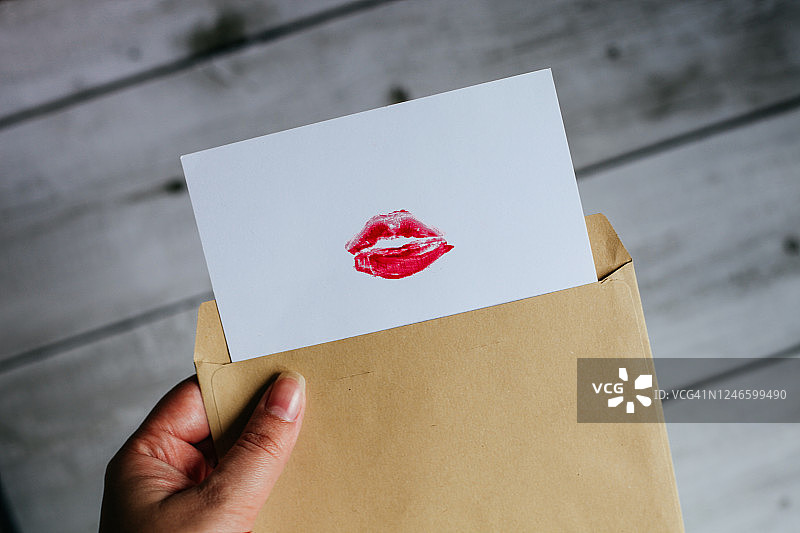 带有红色唇印的纸质卡片信封，浪漫情人节卡片图片素材