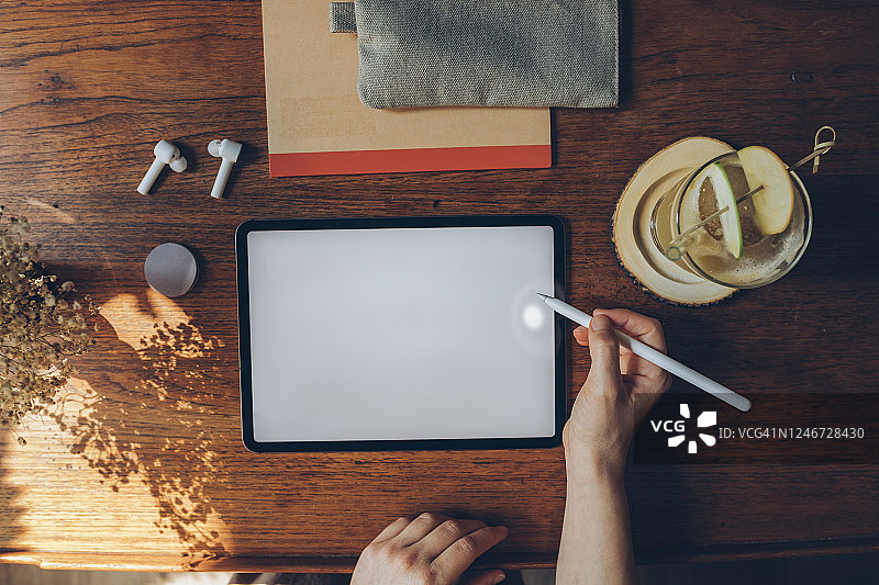 匿名设计师在空白数位板上绘画图片素材